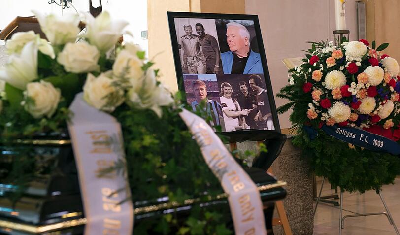 Blder, Blumen und Kränze: Bewegender Abschied von Helmut Haller in der Ausburger Pfarrkirche St. Peter und Paul.