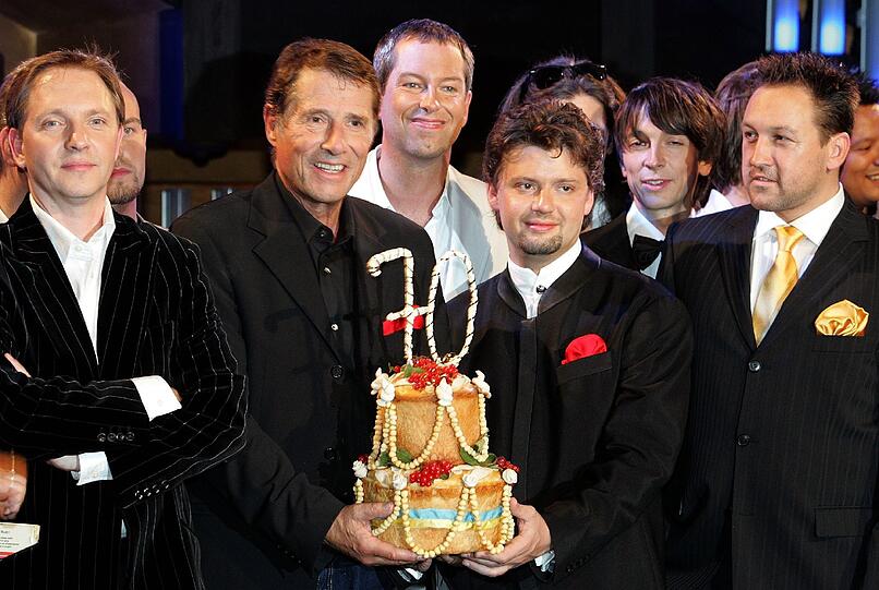 Udo Jürgens 2004 mit einer Torte zu seinem 70. Geburtstag.