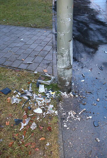Der Mercedes krachte in den Anhänger des Mofas und danach gegen eine Straßenlaterne.