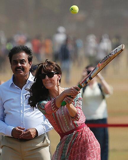Kate und William beim Cricketspielen während ihrer großen Indien-Tour.