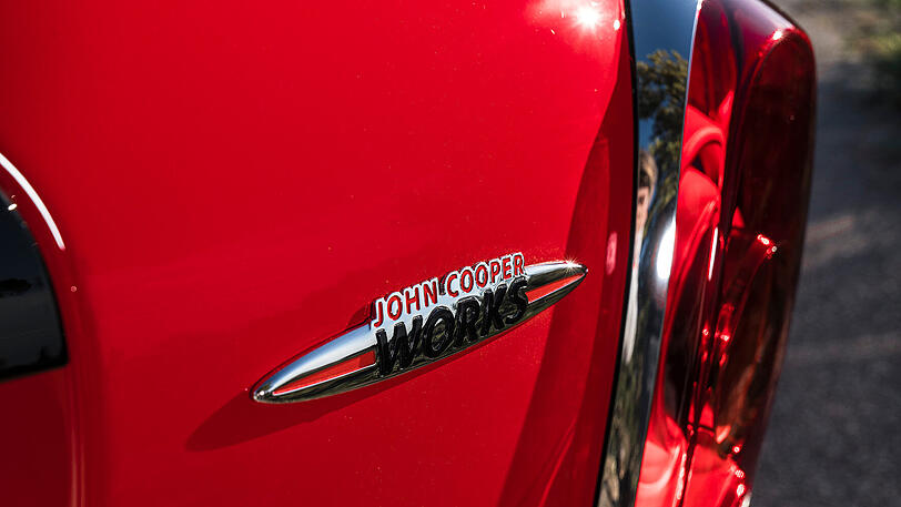 Die Plakette an der Heckklappe signalisiert die bisher stärkste Mini-Motorisierung.