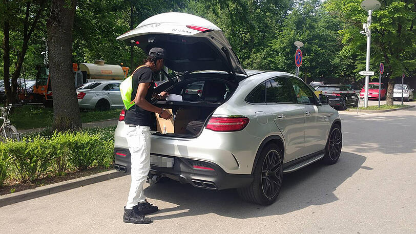 Abdoulaye Ba steigt am Donnerstagnachmittag in sein Auto. Ob er nochmals am Vereinsgelände auftauchen wird, ist unklar.