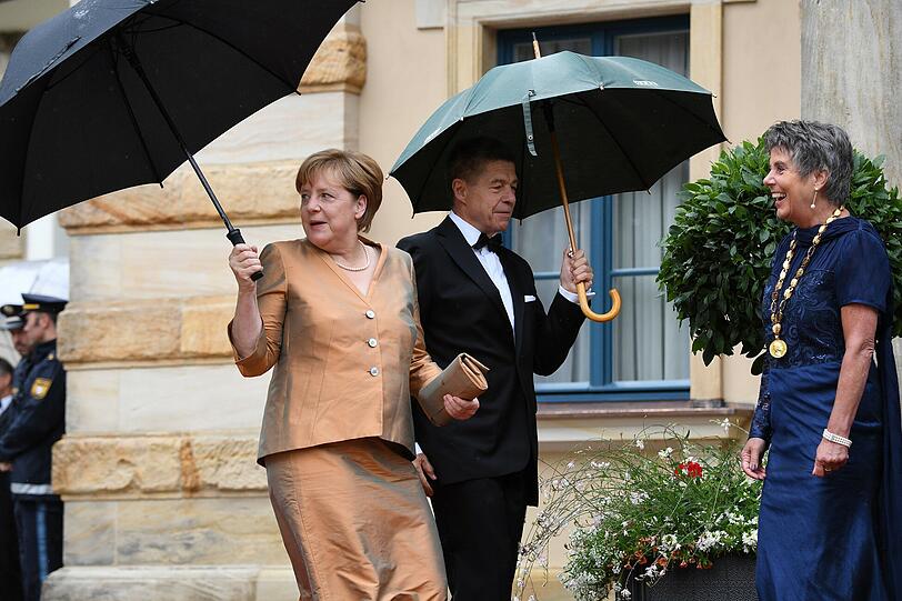 Bundeskanzlerin Angela Merkel (CDU) und ihr Mann Joachim Sauer bei der Ankunft in Bayreuth