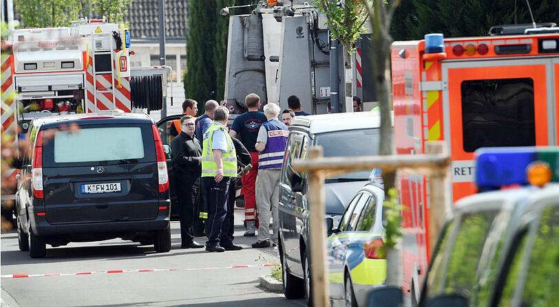 Rettungsfahrzeuge stehen an einer Unfallstelle. Ein Siebenjähriger ist dort von einem Müllwagen erfasst und tödlich verletzt worden.
