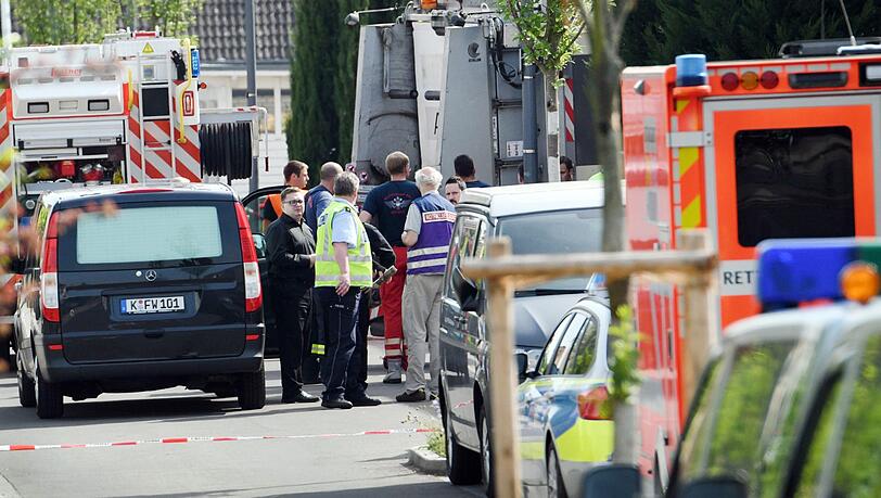 Rettungsfahrzeuge stehen an einer Unfallstelle. Ein Siebenjähriger ist dort von einem Müllwagen erfasst und tödlich verletzt worden. Rettungsfahrzeuge stehen an einer Unfallstelle. Ein Siebenjähriger ist dort von einem Müllwagen erfasst und tödlich verletzt worden.