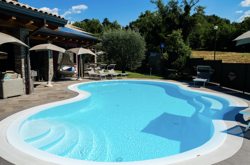 Sichern Sie sich jetzt Ihre Traumimmobilie: Ganz in der Nähe des Stadtkerns und der Seepromenade von Peschiera del Garda befindet sich diese wunderschöne Liegenschaft mit 2 Immobilieneinheiten, einem gemeinsamen beheizbaren Schwimmbad mit Whirlpool und privatem Garten von ca. 1.400 Quadratmetern.