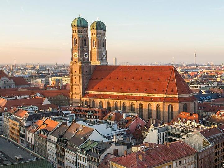 Bayern, München: Blick auf die Münchner Frauenkirche, rechts ist das Münchner Rathaus zu sehe. Foto: Marc Müller/Archiv