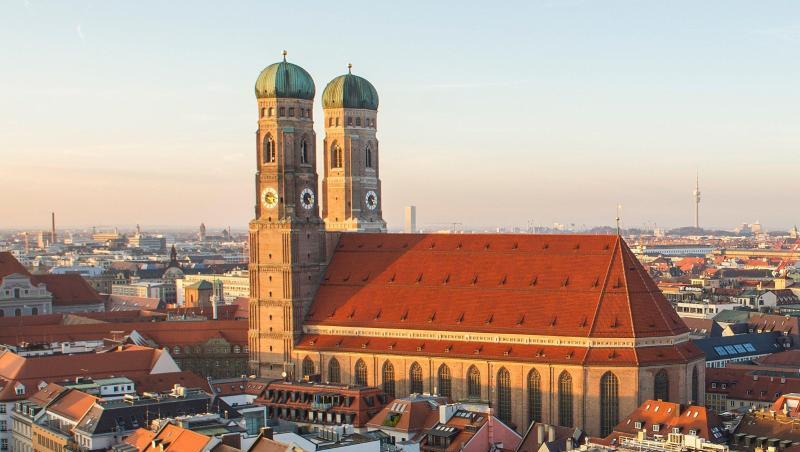 Bayern, München: Blick auf die Münchner Frauenkirche, rechts ist das Münchner Rathaus zu sehe. Foto: Marc Müller/Archiv