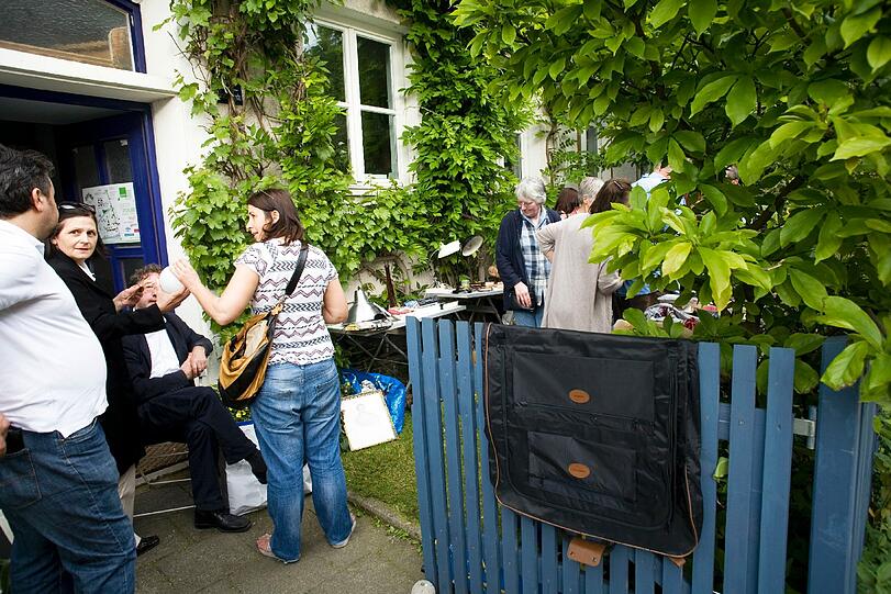 Blick hinter die Hausfassaden ins Grüne: der Gartenflohmarkt in Gern. Die Fotos.