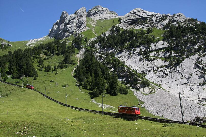 Pilatus-Bahnen unterwegs in alpiner Gebirgslandschaft: es wird auf Sichtweite gefahren.