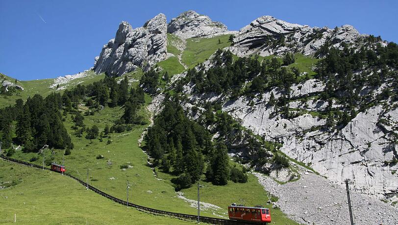 Pilatus-Bahnen unterwegs in alpiner Gebirgslandschaft: es wird auf Sichtweite gefahren. Pilatus-Bahnen unterwegs in alpiner Gebirgslandschaft: es wird auf Sichtweite gefahren.