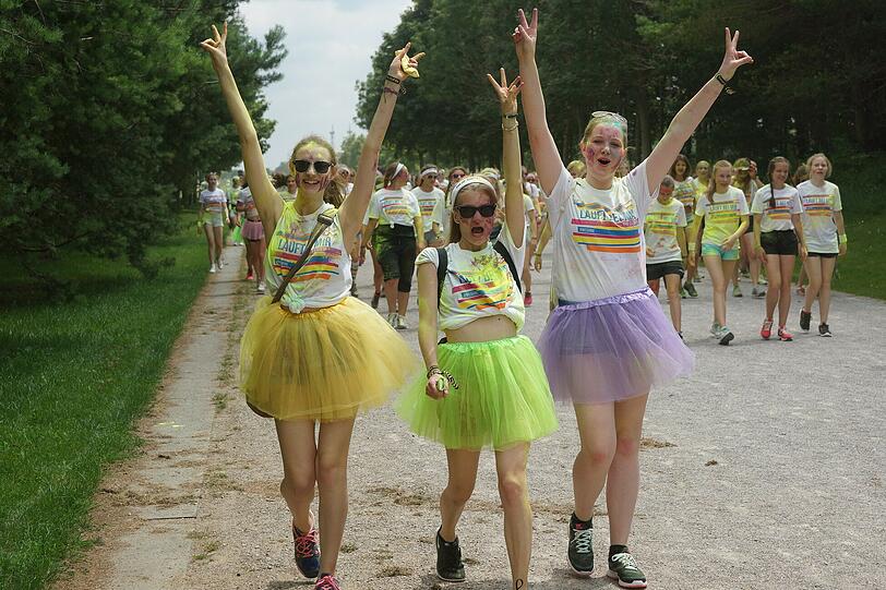 Beim Color Run steht der bunte Spaß im Mittelpunkt und nicht die sportliche Leistung. Die besten Bilder vom Lauf am Sonntag im Riemer Park.