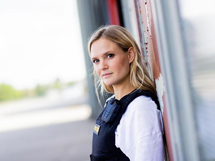 Pia Stutzenstein in einer Pause bei Dreharbeiten für die neue Staffel der RTL-Serie "Alarm für Cobra 11 - Die Autobahnpolizei".