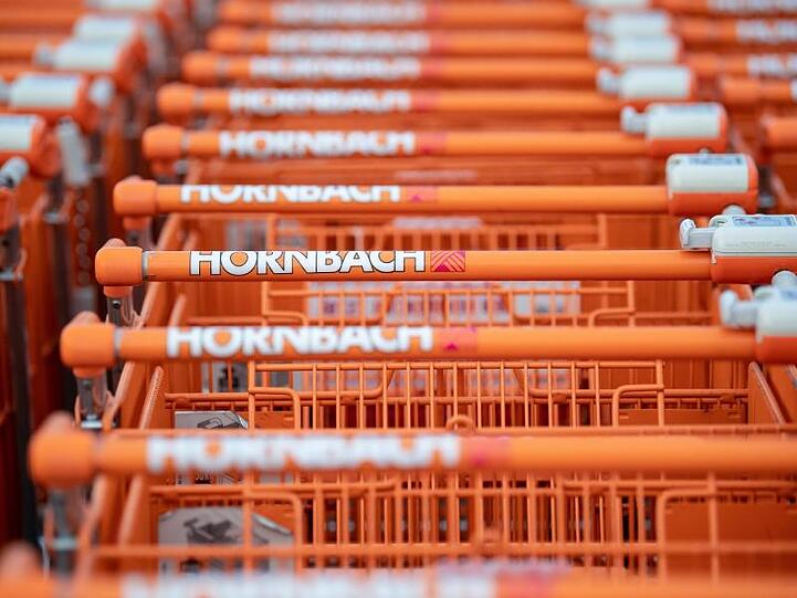 Der Baumarkt Hornbach blickt wegen hoher Unsicherheiten weiter vorsichtig auf das laufende Geschäftsjahr.