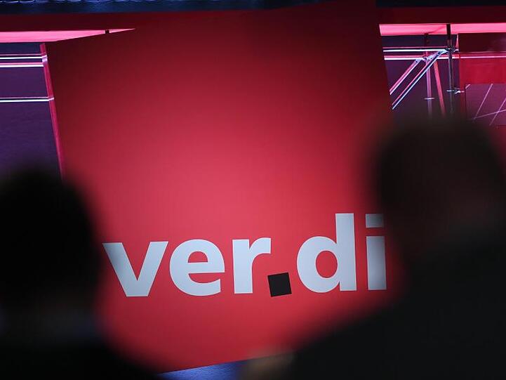 Zwei von drei Befragten einer Verdi-Umfrage in betroffenen Unternehmen fürchten, dass die Zahl der Arbeitsplätze durch den KI-Einsatz sinken werde.