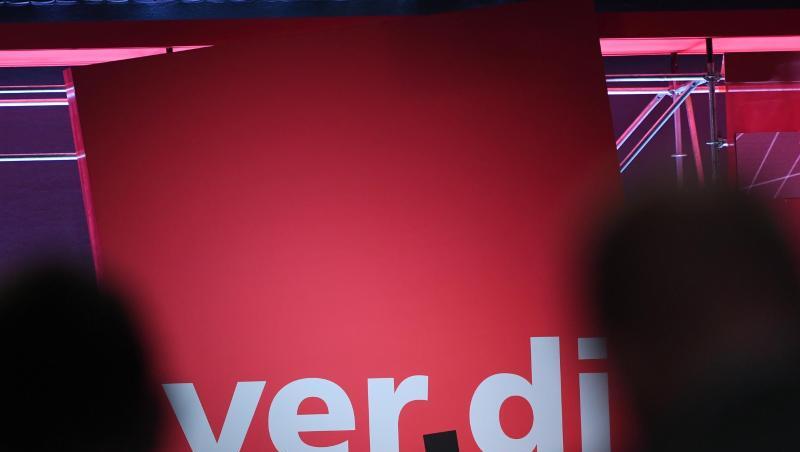 Zwei von drei Befragten einer Verdi-Umfrage in betroffenen Unternehmen fürchten, dass die Zahl der Arbeitsplätze durch den KI-Einsatz sinken werde.
