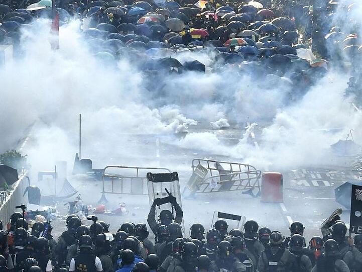 Tränengasnebel in Hongkong: Trotz eines Verbots sind am chinesischen Nationalfeiertag Zehntausende für Demokratie und Menschenrechte auf die Straße gegangen.