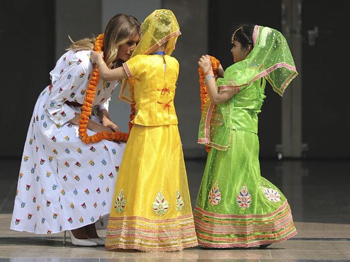 Melania Trump wird von zwei Kindern an der Sarvodaya Co-Educational Senior Secondary School begrüßt.