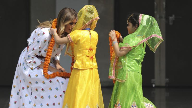 Melania Trump wird von zwei Kindern an der Sarvodaya Co-Educational Senior Secondary School begrüßt. Melania Trump wird von zwei Kindern an der Sarvodaya Co-Educational Senior Secondary School begrüßt.