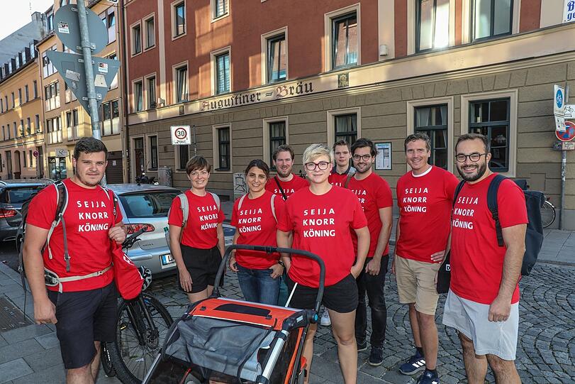 Um die zehn Leute machen täglich ab 17 Uhr für die SPD Wahlkampf.