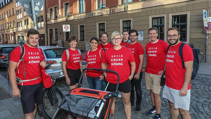 Um die zehn Leute machen täglich ab 17 Uhr für die SPD Wahlkampf. Um die zehn Leute machen täglich ab 17 Uhr für die SPD Wahlkampf.