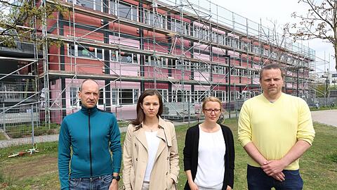 Vor den Containern (v.l.): Christian Brensing, Polina Gordienko, Esther März und Steve Gebhardt.