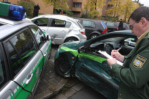 Drei Leichtverletzte und fünf &ndash; zum Teil total &ndash; beschädigte Autos sind die Bilanz des Unfalls in der Fürther Straße.