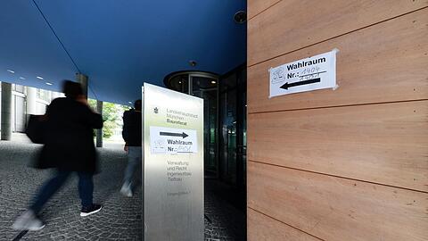 Fast eine Million Münchnerinnen und Münchner haben am Sonntag bei der Europawahl abstimmen dürfen - zum Beispiel in diesem Wahlraum, der im Baureferat in Berg am Laim eingerichtet worden ist.
