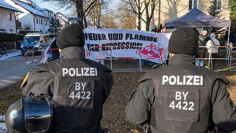 Rund 100 Menschen hatten zu Beginn des Prozesses gegen Hanna S. ihre Unterstützung ausgedrückt. (Archivbild) Rund 100 Menschen hatten zu Beginn des Prozesses gegen Hanna S. ihre Unterstützung ausgedrückt. (Archivbild)