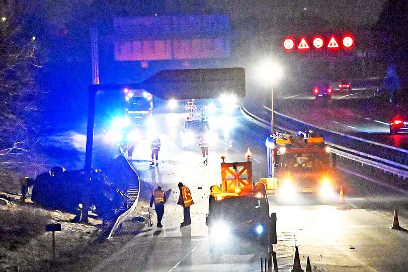 Der Mercedes wurde zum Teil auseinandergerissen, zahllose Tr&uuml;mmer verteilten sich auf einer gr&ouml;&szlig;eren Fl&auml;che, darunter der komplette Motor.