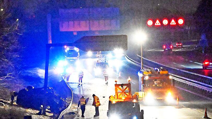 Der Mercedes wurde zum Teil auseinandergerissen, zahllose Trümmer verteilten sich auf einer größeren Fläche, darunter der komplette Motor. Der Mercedes wurde zum Teil auseinandergerissen, zahllose Trümmer verteilten sich auf einer größeren Fläche, darunter der komplette Motor.