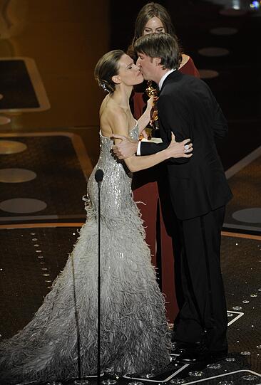 Hilary Swank kam in einem Kleid mit hauchdünnem Stoff.