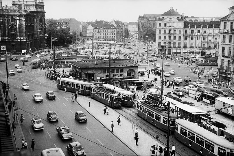 Viel Platz für Autos und Trambahnen: Die Verkehrsdrehscheibe Karlsplatz-Stachus.