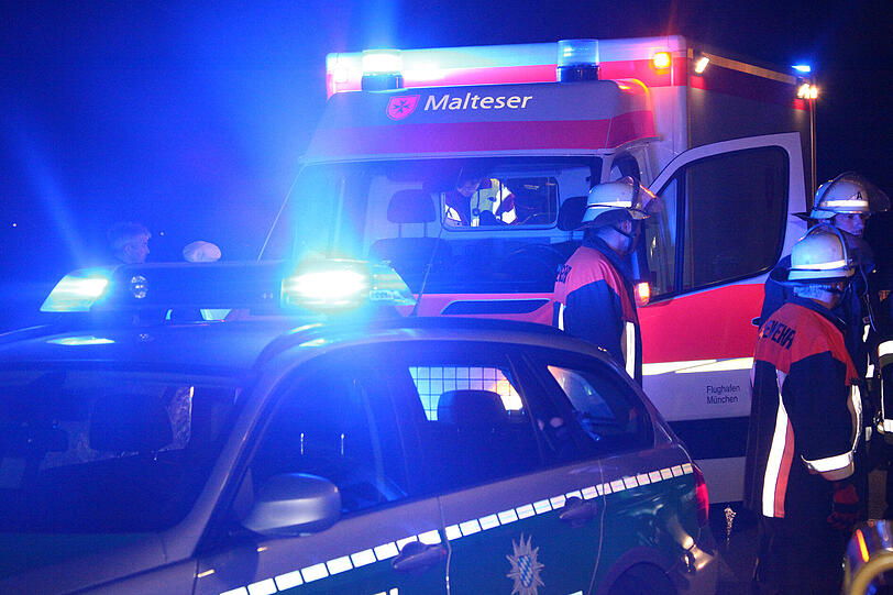 Auf der Kreisstraße ED5 Notzing-Moosinning hat sich in der Nacht auf Sonntag gegen 3.30 Uhr ein schwerer Unfall ereignet. Dabei wurden sechs Personen verletzt, davon drei schwer.