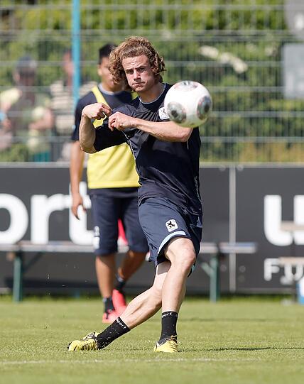 Strahlender Sonnenschein: Der TSV 1860 startet die Mission Aufstieg. Mit dabei: Die Neulöwen Daniel Adlung, Yannick Stark, Stephan Hain, Sebastian Hertner und Markus Schwabl. Die Bilder