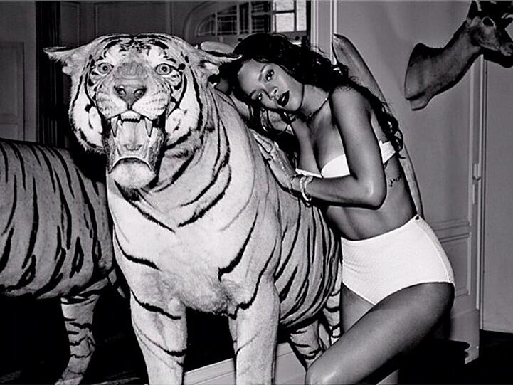 Weitere sexy Bilder von Rihanna.