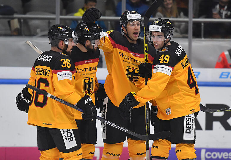 Die Deutschen Yannic Seidenberg (l-r), Brooks Macek, Frank Mauer und Maximilian Kammerer jubeln nach dem 3:0 gegen die USA