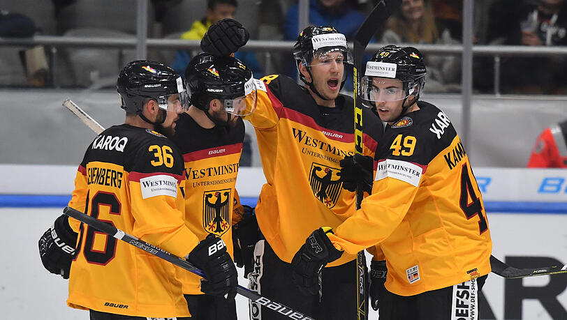 Die Deutschen Yannic Seidenberg (l-r), Brooks Macek, Frank Mauer und Maximilian Kammerer jubeln nach dem 3:0 gegen die USA Die Deutschen Yannic Seidenberg (l-r), Brooks Macek, Frank Mauer und Maximilian Kammerer jubeln nach dem 3:0 gegen die USA