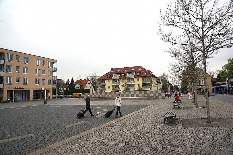Tristesse rundherum: Der Walter-Sedlmyr-Platz in Feldmoching erfüllt im Moment noch nicht die Funktion eines Stadtteilzentrums. Durch eine neue Bebauung und einen Supermarkt soll sich das ändern.