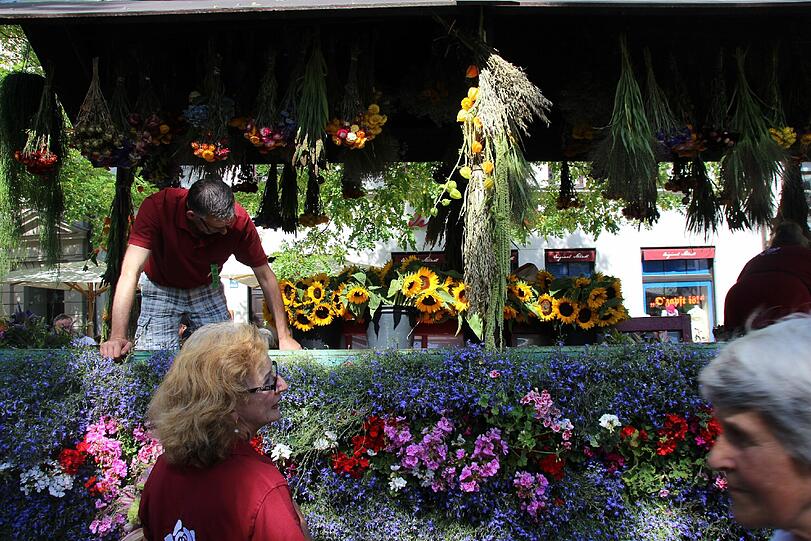 Die Gärtner bringen fleißig die Blumen unters Volk.