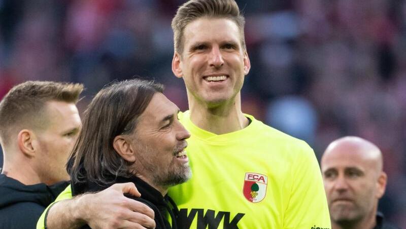 Trainer Martin Schmidt (l.) von Augsburg und Torwart Andreas Luthe klatschen sich nach dem Spiel ab. Foto: Sven Hoppe/dpa Trainer Martin Schmidt (l.) von Augsburg und Torwart Andreas Luthe klatschen sich nach dem Spiel ab. Foto: Sven Hoppe/dpa
