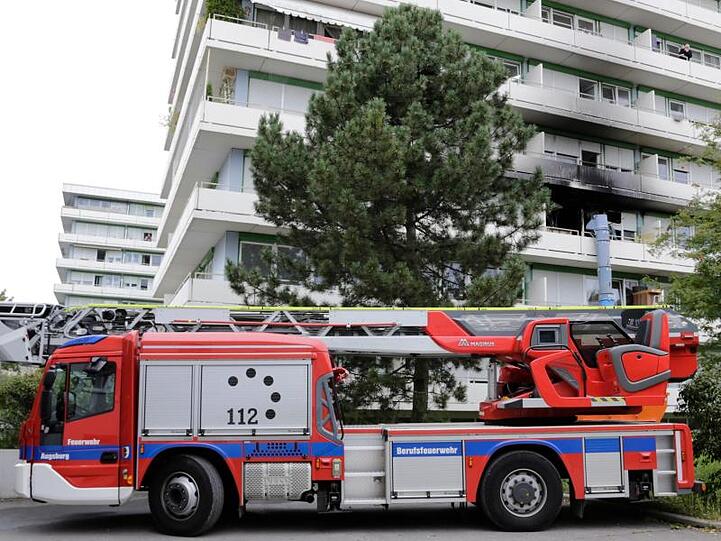 Ein Feuerwehrwagen steht vor einem Haus in der Jakobervorstadt, in dem in einer Wohnung ein Brand ausgebrochen war. Foto: Christoph Bruder/dpa