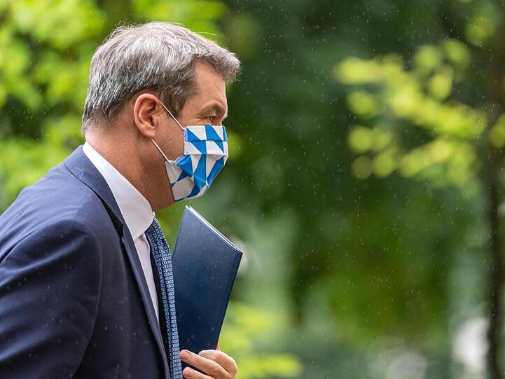 Markus Söder (CSU), Ministerpräsident von Bayern, geht nach der bayerischen Kabinettssitzung zu einer abschießenden Pressekonferenz. Foto: Peter Kneffel/dpa