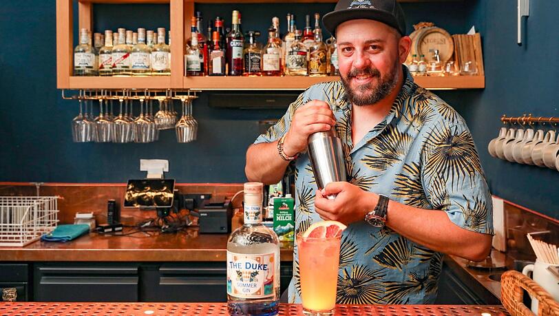 Barmann Flo Saxinger kreiert Gin-Cocktails kreiert. Auf dem Foto ist der erfrischende Pink & Gin zu sehen.