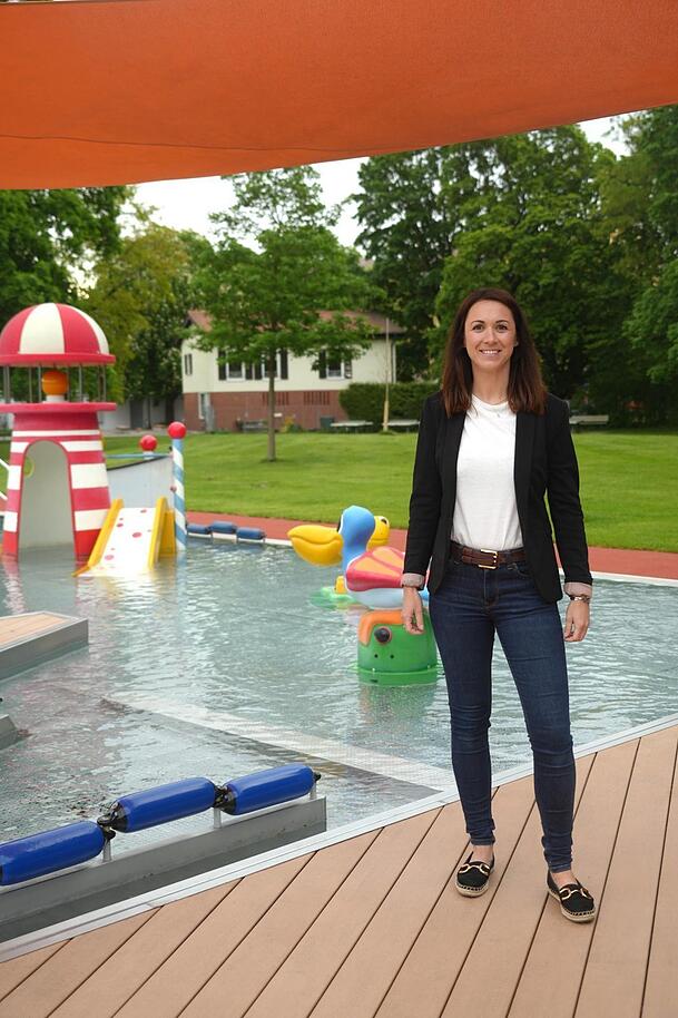 Nicole Gargitter, die Leiterin der städtischen Bäder, begrüßte die ersten Freibadbesucher.