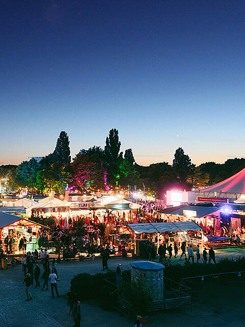 Vom 19. Juni bis 20. Juli findet im Olympiapark das Sommer-Tollwood 2025 statt.