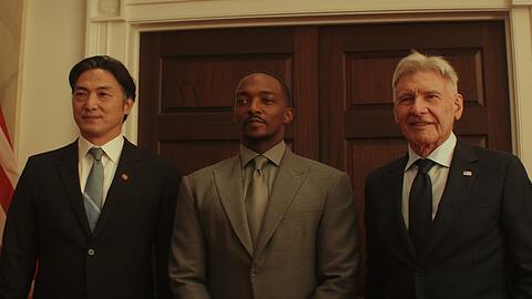 Anthony Mackie (m.) als Captain America und Harrison Ford (r.) als Präsident Thaddeus Ross in "Captain America: Brave New World".