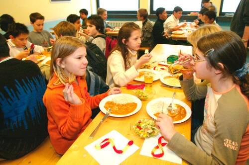 Schüler beim Mittagessen.