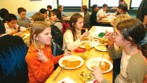 Schüler beim Mittagessen. Schüler beim Mittagessen.