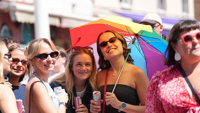 Bei strahlendem Sonnenschein feiert Brighton die Pride Parade. Bei strahlendem Sonnenschein feiert Brighton die Pride Parade.